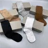 calcetines largos para mujer impresión de letras algodón Medias de tobillo Moda de París letras impresas clásicas pareja color aleatorio causal con caja de regalo