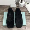 Pelle di pecora di lana da donna Pantofola invernale in pelliccia di un pezzo di lana di agnello calda e confortevole Pantofole piatte in gomma resistente all'usura alla moda Rosso bianco nero marrone Scarpe nude