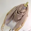 卸売スカーフクラシック銀糸ジャカードスカーフ女性の三角形ショール 140*140 センチメートル