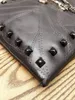 Designer axelpåsar lyxiga messenger väska för män mode mjuka läder handväskor högkvalitativ koppling metall kors kuvert punk element bär resistenta nitar hbp
