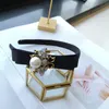 Korea Bee Svart Tyg Hårband Kvinnor Alloy Rhinestone Pearl Vintage Hår Tillbehör Bow Luxury Lady Headband Headdress