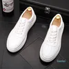 Scarpe da festa di nozze vulcanizzate primavera/autunno di design di lusso Scarpe da ginnastica maschili sportive di moda britannica traspiranti casual quotidiane piccolo mocassino bianco