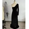 Hot Prom 2022 klänningar sida delade formella aftonklänningar en axel lång ärmar satin designer lady klänning