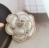 Stift, broscher Big Camellia Pearl Brosch för kvinnor märke Desinger Broach Cn Lapel Pin Collar Clips Broches smycken