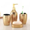 Set di accessori per il bagno Accessori per il bagno artigianali placcati in oro creativo Ceramica europea moderna con struttura a martello Porta spazzolino da denti Doccia