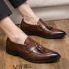 Tassel Shoes Duży rozmiar: US6.5-US13 Retro Designer Fashion Mężczyzna Płaskie Mokasyny Metalowa Dekoracja Hairstylist Leather Casual Mens Obuwie