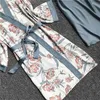 Femmes Satin Pyjamas Ensembles avec coussinets de poitrine Fleur Imprimer Pijama Printemps Automne Vêtements de nuit 4 pièces Spaghetti Strap Pyjamas en soie 210330
