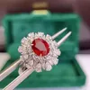 Роскошный цветок Ruby Moissanite Promise Кольцо стерлингового серебра 925 Стерлингового серебра Свадебные кольца для женщин Бримальные ювелирные изделия