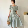 Mode vintage klänningar kvinna sommar puff ärm söt söt korea elegant kvadrat krage plaid casual party klänning 210518