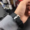 Hollow out Die Tourbillon-Armbanduhren 43,5 mm Schnitzmuster Rk Männer beobachten mit ultra-dünner automatischer Bewegung Roségold Carbon Faser-Prägen-Lederband