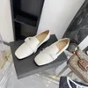 2021 100% lederen dames sandalen zomer luxe designer platte hakken enkele schoenen parel decoratie werkfeest Mary Jane