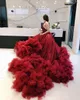 2021豪華なダークレッドブルゴーニュQuinceanera Ball Gown Dressesホルターレースクリスタルビーズチュールティアードフリルバックレススイート16正式パーティードレスプロムイブニングガウン