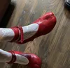 Lente Sexy Mode Vrouwen Pompen Zwart Rood Wit Leer Tabi Schoenen Split Pig Toe Chunky Hakken Gesp Enkelband Blok Med Heel Zapatos Mujer Vintage Feestjurk Schoen