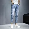 Оптовые подростки джинсовые джинсы мужские корейские ноги бренд растягивающие брюки лето тонкие повседневные разорванные лодыжки длиной 21111