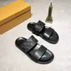 Klassische Designer-Herrensandalen aus Leder mit Karomuster, Sommer, bequeme schwarze flache Hausschuhe, Strandresort, lässige Herren-Flip-Flops mit Zahnung