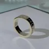 Luxurys Designers Band Anillos Moda Hombres Mujeres Titanio Acero Grabado Carta Patrón Amantes Joyería Anillo estrecho Tamaño 5-11