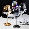 copos de vinho de vidro âmbar