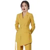 Lässige Damenanzughose zweiteilige schlanke gelbe Damenjacke feminine Mode professionelle kleine Frau 210527