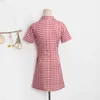 Być może u Kobiety Plaid Sukienka Haft Notch Collar Krótki Rękaw Czarny Czerwony Mini Dress Lato Przycisk D1106 210529