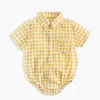 春の秋の生まれた赤ちゃん男の子半袖グリッドシャツ服ロンパース幼児トライアングルジャンプスーツ210429