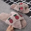 Slippers Moda Plush Feminino para o outono e o inverno Red Red Rhinestone Pineapple Hair Drag