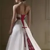 Vendita di abiti da sposa ricamati bianchi e rossi nuovi abiti da sposa con strascico in rilievo senza maniche Aline abiti da sposa in raso con scollo all'americana personalizzati Mad3590819