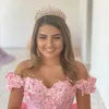 2023 Flores florais de rosa claro Lace Quinceanera Prom Vestidos Tulle Off the ombro com grande espartilho de cor de arco de volta Party formal Sweet 162126067