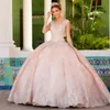 Gorgeous Beaded Lace Ball Gown Quinceanera Klänningar Sequined Sheer Bateau Neck Prom Klänningar Tiered Sweep Train Sweet 15 Masquerad Klänning