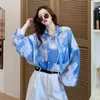 過大サイズのシャツ長袖ブラウス女性韓国の緩い青い空白い雲のタイ色の勾配春16W3 210510