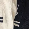 Damskie swetry projektantki Zimowe kobiety kaszmirowe swetra bluza z kapturem cc designer designerskie ubrania na dzianiny kardigan z kapturem z kapturem z kapturem z kapturem w szpic v dekolt tops litera