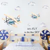 Fliege in den Himmel Wandaufkleber für Kinderzimmer Schlafzimmer Umweltfreundliche Vinyl Wandtattoos Cartoon Flugzeug Wandmausleiste Dekoration 210929