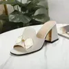 2021 Sandales et pantoufles pour femmes, bouton métallique épais conception à talons hauts, matériau en cuir est extrêmement confortable, luxueux élégant