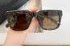 Blue Red Square Pilot Solglasögon för män Dark Grey Lens Sonnenbrille Fashion Sun Glasses Occhiali Da Sole UV400 Protection With BO7460856
