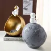 Criativo Astronauta Resina Chave Chave Armazenamento Organizador Snack Caixa Spaceman Moon Modelo Sala de estar Decoração Planet Figurines 210811