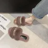 2021 Pantoufles en peluche Mode Nouveaux rivets de perles Un mot Chaussures de marée de personnalité à fond souple dans une variété de couleurs Vente directe d'usine