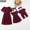 Sommar mosaik mamma och mig flutter-ärm klänningar syster rompers för mamma tjej baby matchande outfits 210528
