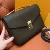 Bolsas de mão de luxo femininas pochette metls bolsa carteiro flores marrons letras estampadas monoqram top 7A qualidade cross body envelope bolsas de ombro M44876 com caixa de código de data