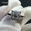 Solitare 9x9mm Kudde Cut Engagement Rings Simulerad Sona Diamond för 925 Sterling Silver Bröllop Bröllop Ring Smycken Cluster