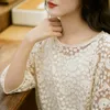 ジョニーチャーの女性レースTシャツが中空アウトスウィートカジュアルな服夏Oネックハーフスリーブ刺繍Floral Thirts 210521