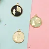 10st Alice Girl Clock Enamel Charms Round Metal Pendants DIY Armband Halsband Örhängen Flytande för smycken Hitta tillbehör