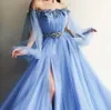 Av axelkvällsklänningen 2021 Puffhylsor Appliques Beaded Tulle Split Light Sky Blue Party Gowns Lavendel Prom Dresses Gown