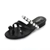 Pantofole Infradito da donna dolci estive Sandali 2021 Sandali con punta incastonata di perle Sandali in pelle stile mules Fondo piatto da donna