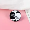 Śmieszne słodkie czarny biały kotek przytulanie broszki okrągły kreskówka cuddling kot szklane szpilki stopu broszka dla dziewcząt drelichowa koszula odznaka biżuteria prezent przyjaciel torba akcesoria
