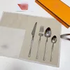 Fashion designer di lusso Segnaletica coltello, forchetta e cucchiaio set di stoviglie Set 4 pezzi 1 set top in acciaio inossidabile 304 uso di materiale per la cena di feste di ristoranti di hotel domestici