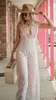 Bohemian A Line Full Lace Jumpsuits Bröllopsklänningar Bröllopklänningar Deep V Neck Sweep Train Backless Ärmlös Landstil Boho Vestidos de Novia