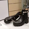 Kvinnor Designer Boots Desert Martin Boot 100% äkta lädermedalj Grov glidande vinterskor Storlek med låda 35-42 xx-0054