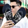 Hotsale Sommer grenzüberschreitende Hausschuhe Herren Flip-Flops leichte große Flip-Flop-Strandmänner