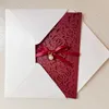 Wenskaarten 50 stks Gepersonaliseerde Laser Cut Wedding Uitnodigingen Roze Bourgondië Hollow Rose Pocket met linten Hanger Quinceanera Nodig uit