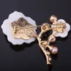 Farlena Smycken Exquisite Natural Shell Plommon Corsage för Kvinnor Klänning Hat Tillbehör Eleganta Freshwater Pearls Brosch Pins