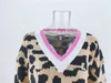 Qooth Donne Leopardo Lavorato A Maglia Maglione Inverno Animal Print Con Scollo A V Manica Lunga Femminile Pullover Maglioni Allentati Casuali QT326 210518